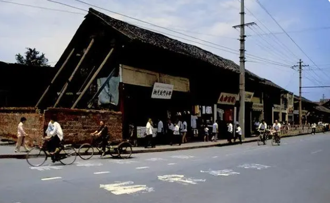 ��ʷ����Ƭ��ʮ������Ƭ���㴩Խ��80������ϳɶ�